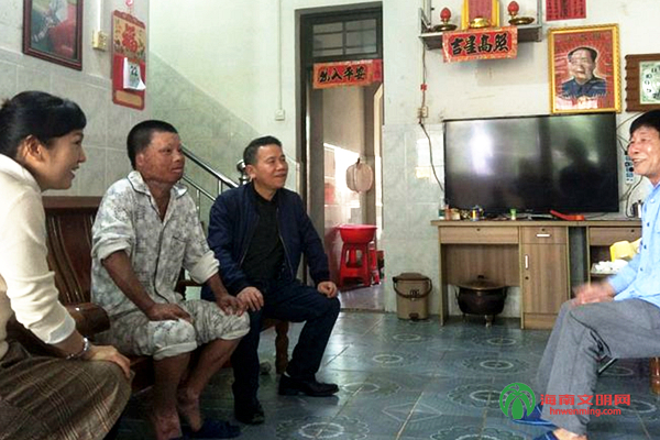 海南省委宣传部领导慰问道德模范和中国好人