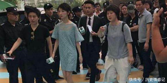 周冬雨为捞金太拼了!瘦成纸片人不说,这脚也被