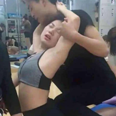 然练习瑜伽的女性多了，但是在瑜伽训练馆内，也是可以时常看到男性的身影的，她们也是瑜伽教练，但是近期，这样的职业也是被推倒风口浪尖上了，原因就是网上传出的几张照片！