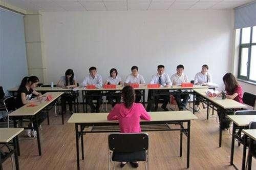 公务员面试中,女生别再穿白衬衫黑裤子了,突出