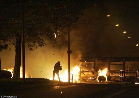 羞吗?这队没进世界杯,公然讽刺过的粪坑国家