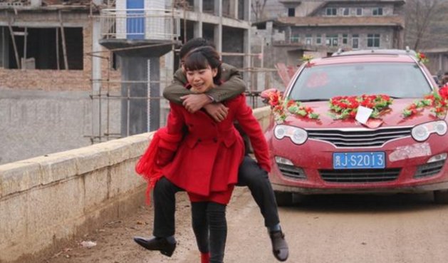 农村的倒插门婚礼:新娘为男方送彩礼,男方家人