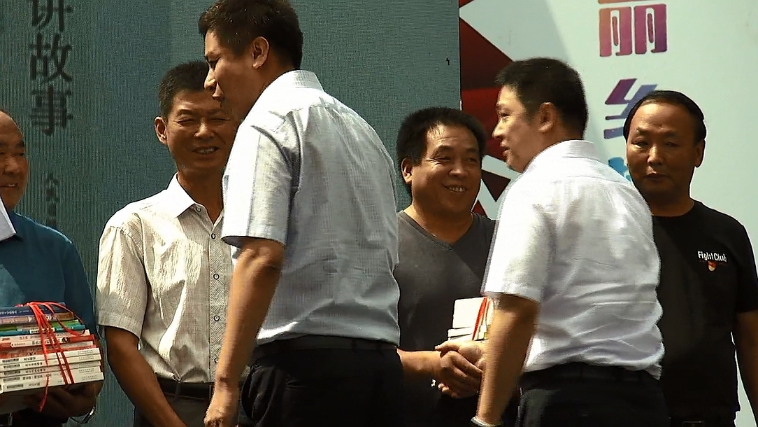 主办方领导向牵手村庄代表赠书 主办方领导向牵手村庄代表赠书