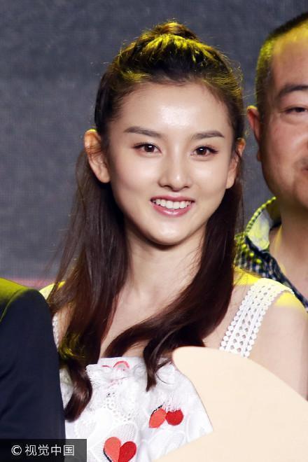 杨幂红毯未P图照片流出光顾着给脸化妆没注意