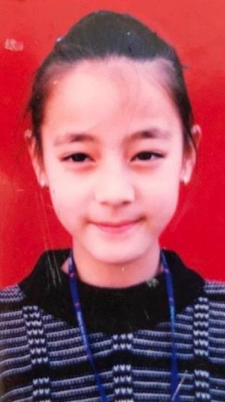 迪丽热巴一个坐爸爸肩上的小奶团子,渐渐长成