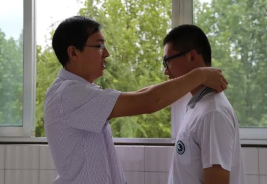 优秀班主任用精神之美引领学生站在高处