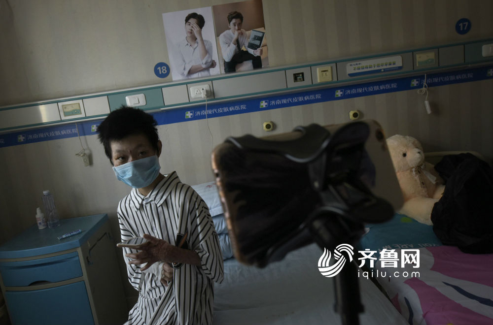 另外，她再次突破自己，以“坚强女孩”为名开了直播账户，一方面激励自己继续坚持治疗，更好地活着，另一方面她想把自己这种乐观向上的精神，鼓舞更多有着同样遭遇的人勇敢站起来。