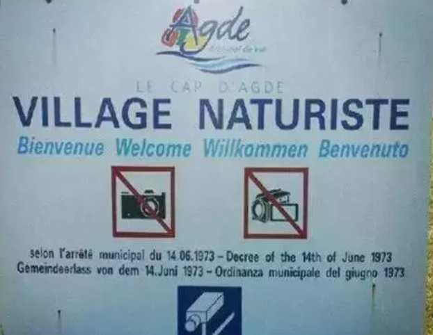 据说前来的游客还要收“裸体税”，大概在6英镑（合60人民币）左右，因为这关系到那些街上裸跑者们的隐私。