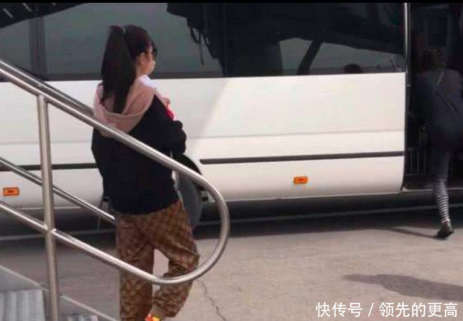 32岁张雨绮近照,手抱女儿偶遇街头,网友:与照片