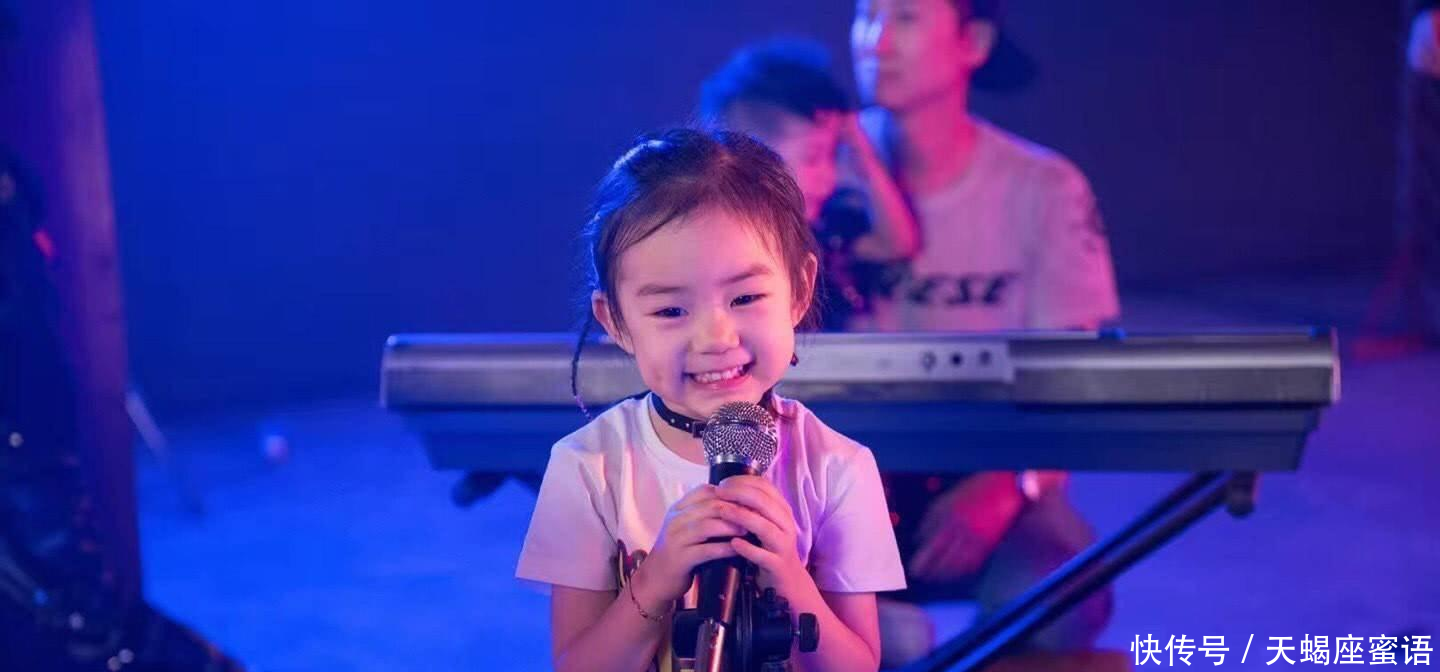 戚薇女儿lucky担任摇滚主唱, 一举一动真的超可