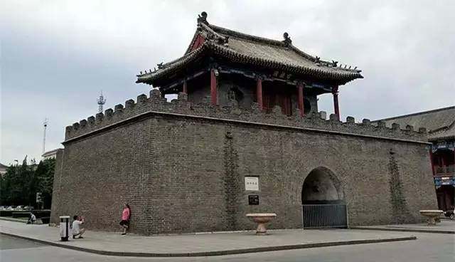 渔阳,春秋时期称之为是无终子国,战国时期叫做无终邑,秦代属右北平郡