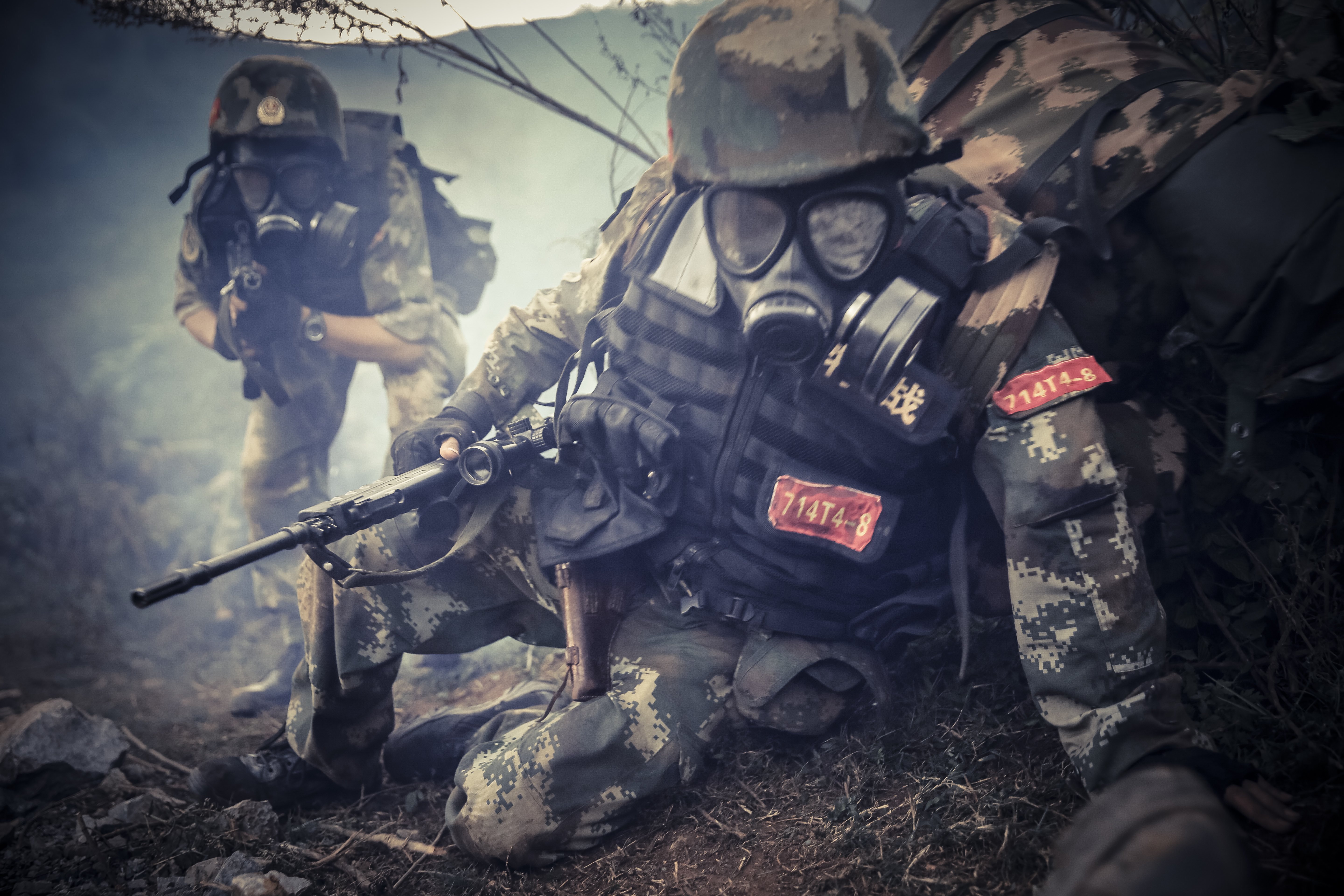 2016年11月13日，武警8750部队组织“魔鬼周”极限训练中，特战队员们交替掩护通过染毒地带。