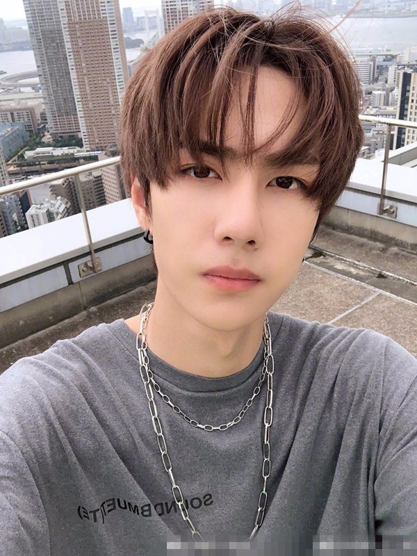 鼻子有疤痕 下巴透光 五官精致的王一博露馅了 还敢说没整容？