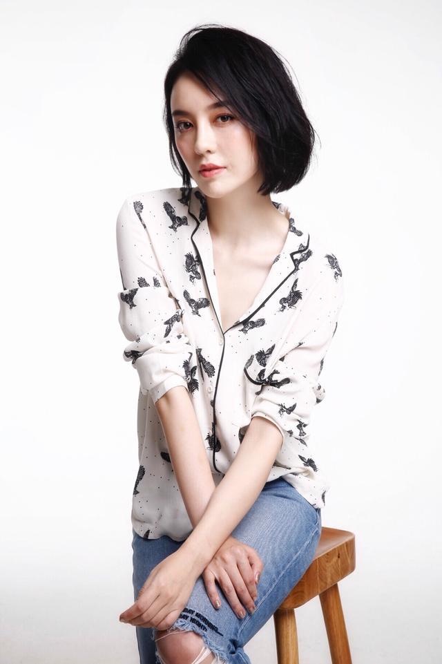 吕佳容最新写真大片 诠释行走的“简约少女”(图5) 吕佳容最新写真大片 诠释行走的“简约少女”(图5)
