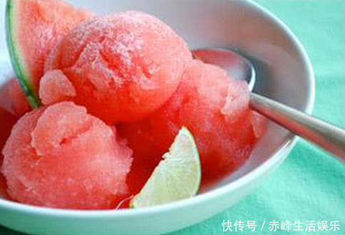 日本人吃西瓜为啥要放盐?难道他们的口味都那