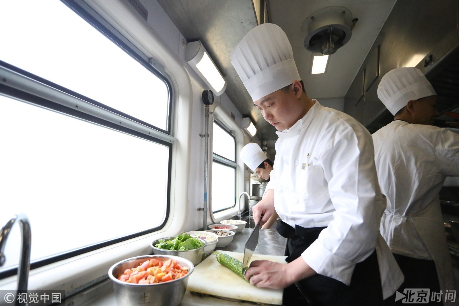 揭秘火车餐制作过程 列车厨师还是个“魔术师” 揭秘火车餐制作过程 列车厨师还是个“魔术师”