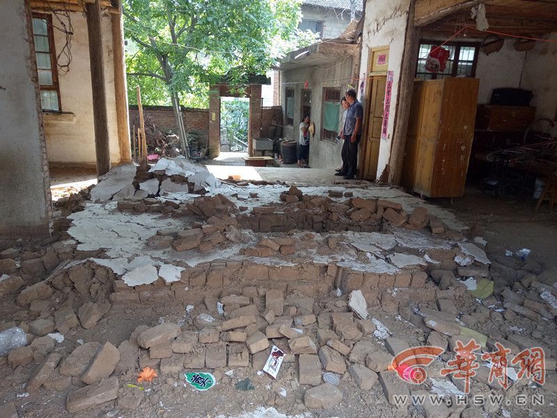 邻居推墙5岁女童被埋 母亲刨砖发现孩子已身亡