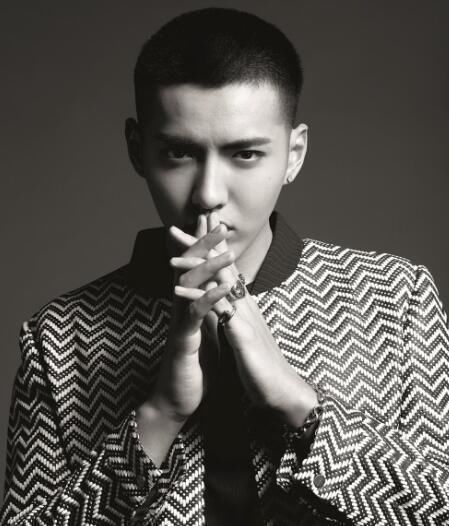 吴亦凡晒照不满工作人员拍照效果,网友却调侃起他的中老年手机壳