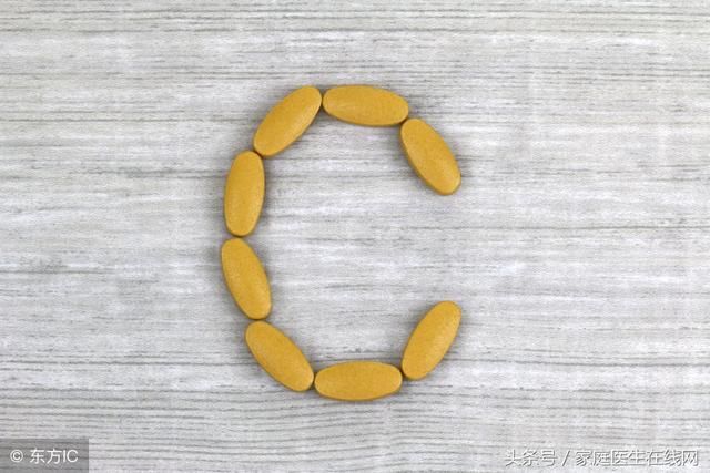 人体缺维生素C,皮肤上会有这2个迹象,别轻易