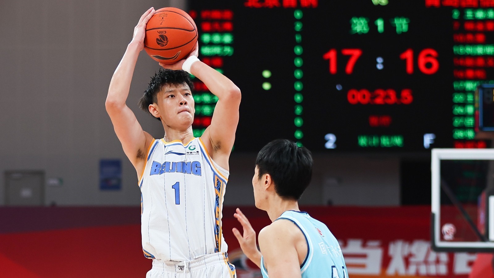 曾凡博首秀李慕豪立功 北京首钢险胜青岛男篮 曾凡博首秀李慕豪立功 北京首钢险胜青岛男篮