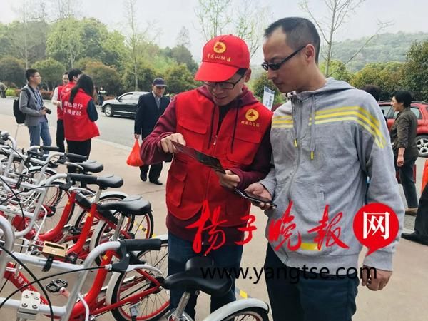 清明祭扫踏青地草帽帮乱收停车费 多部门联手