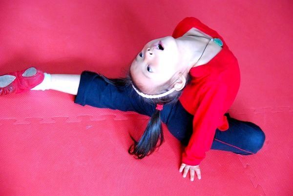 6岁女孩学舞蹈下腰致瘫痪:给孩子报兴趣班的3