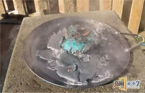 男子将滚烫铜水倒钻石上,让人惊呆了!