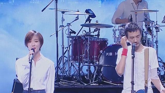 太美好!王珞丹眼神充满崇拜 与朴树唱《清白之年》 太美好!王珞丹眼神充满崇拜 与朴树唱《清白之年》