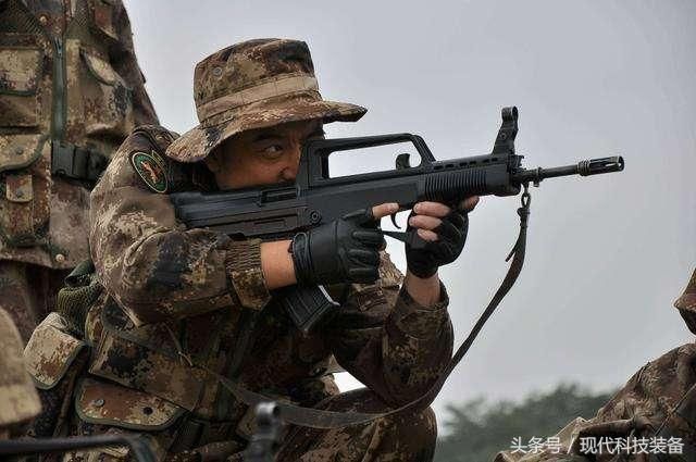 使用95式自动步枪的解放军士兵