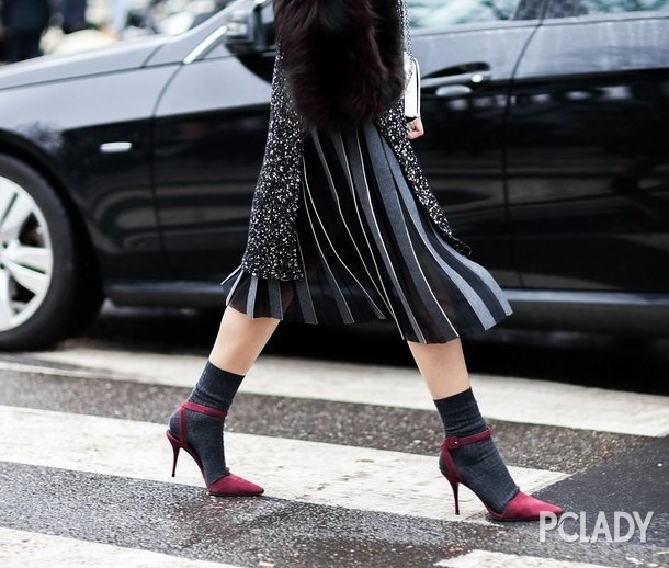 高跟鞋配袜子,是high fashion还是坏品味? 高跟鞋配袜子,是high fashion还是坏品味?