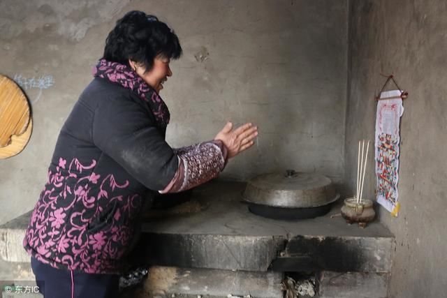 中国人过腊月二十三为啥都祭灶神?灶王爷是谁