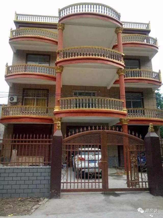 本来是在农村盖别墅,结果建成奇葩建筑,施工队