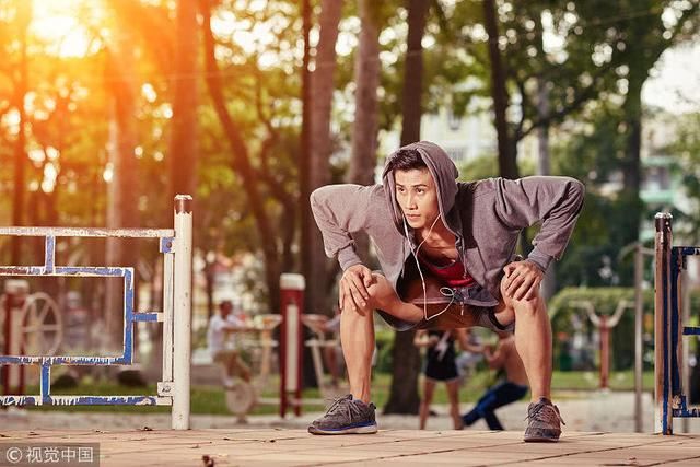 面壁深蹲,是种什么体验?这个动作有什么益处?