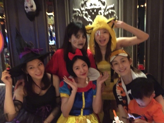 范玮琪晒万圣节狂欢照 小S扮白雪公主陈建州略吓人 范玮琪晒万圣节狂欢照 小S扮白雪公主陈建州略吓人