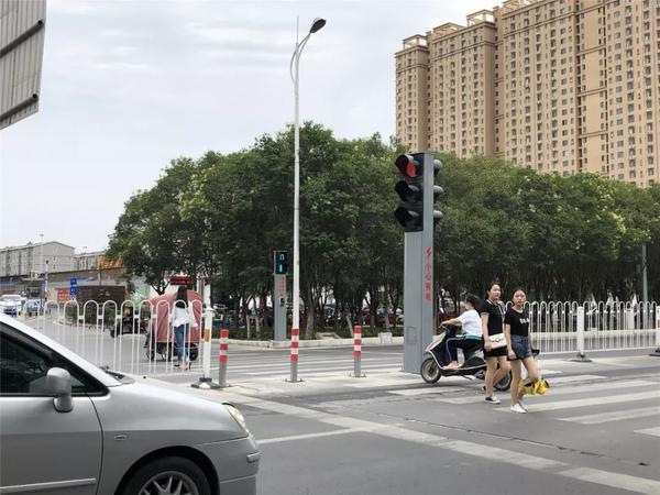 自助过街信号灯亮相焦作 行人过马路有了“自助神器” 自助过街信号灯亮相焦作 行人过马路有了“自助神器”