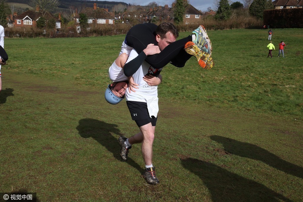 英国举办"背老婆"大赛 奇葩画风辣眼睛