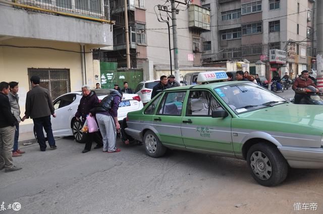 论遵守交规的重要性,不然,汽车被追尾也要负全