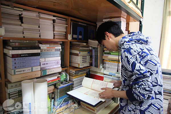 浙江农林大学两男生爱书如痴 寝室成了小型图书馆