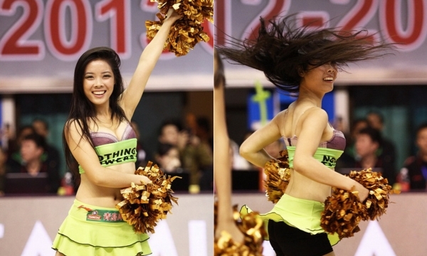 篮球宝贝在热舞助阵时抹胸不慎滑落，无奈仅穿内衣上阵，胸前风光一览无遗。