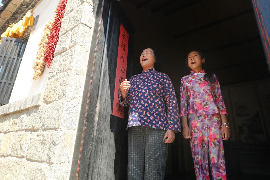 在64岁的《沂蒙山小调》第三代传承人宋守莲的领唱下,代表团成员们在沂蒙山脚下再次唱起红歌,歌声悠扬婉转,在山间、田间四处回荡。大众网记者 王长坤 摄