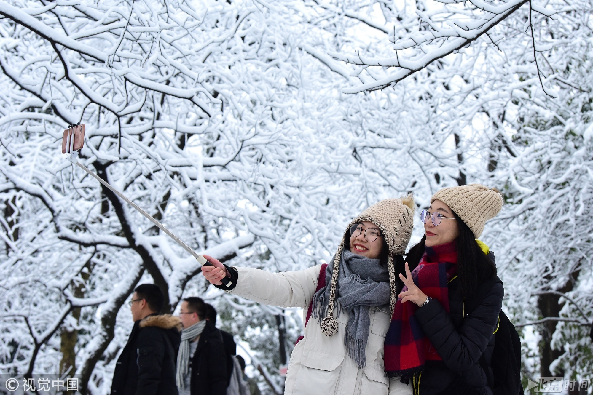 泛舟湖中央，煮雪烹茶，湖心亭垂钓。西湖难得一见的雪景，引来游人无数，虽然雪已停，但依旧有大批游客前来观景，人气堪比国庆黄金周。