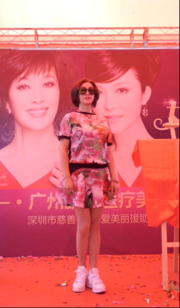 刘晓庆为慈善事业身体力行 呼吁关爱乳房健康