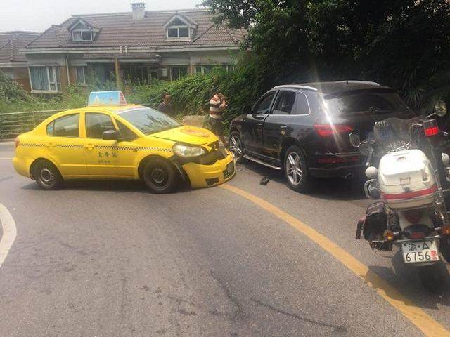 大家看下图中红白黑三辆的车子在驶 进一个加油站的时候发生了碰撞