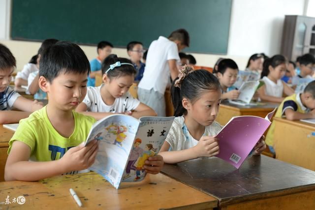 小学同学妈妈病了,我给他20块,18年后再见他我