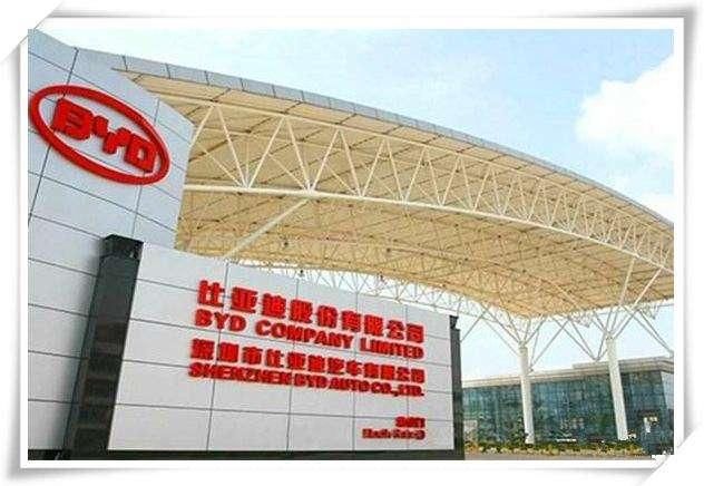 比亚迪为什么可以卖得火?看完厂区内停车场,大