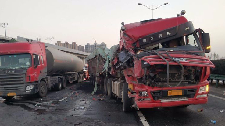 西安一油罐车遭追尾 罐体破裂32吨柴油泄漏