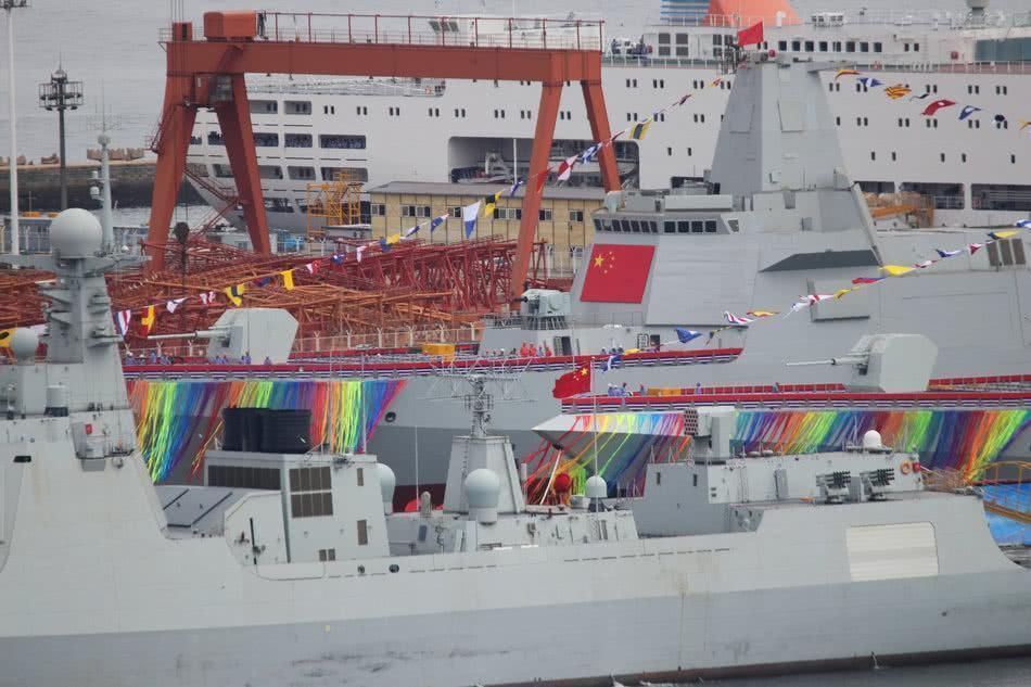 今日两艘055霸气下水,大连造船厂停满主力舰蔚为壮观