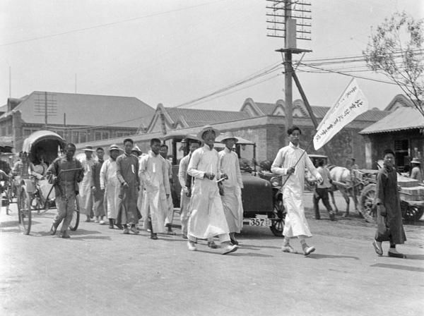 老照片:1919年,五四运动期间的学生运动,他们以