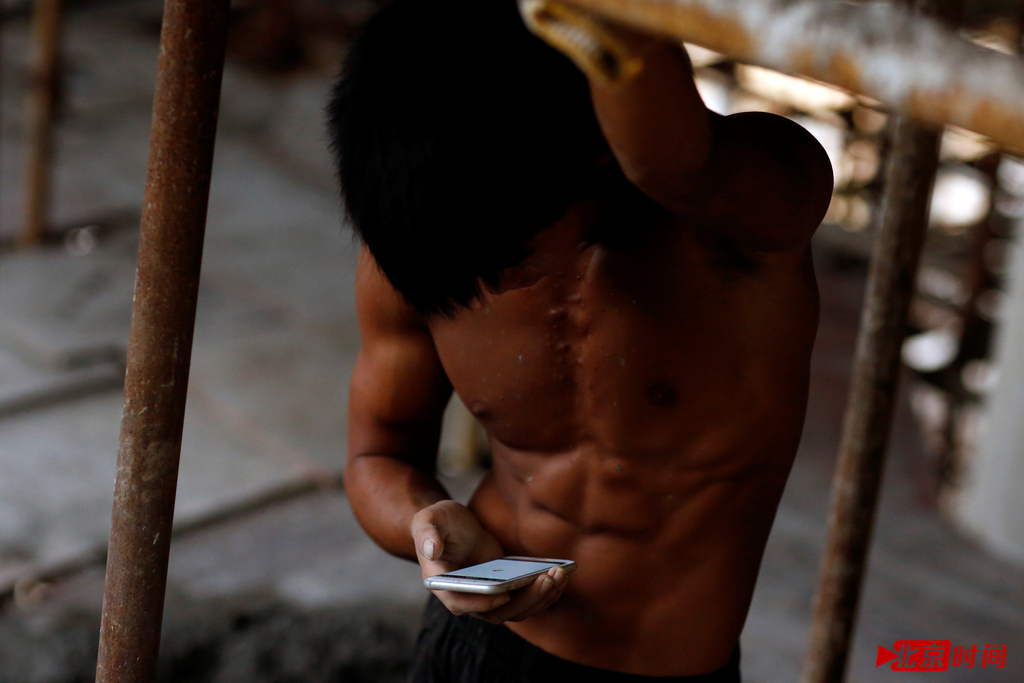 他渐渐产生了这样一种工作态度：工作是热身，训练才是真正磨练意志的时刻。在搬木头或组装大梁的时候，石神伟会默默想这能锻炼到哪块肌肉。由此他认为，自己不是在为别人工作，而是在为自己工作。每天5点半起床，一天工作10个小时便不那么难熬了。