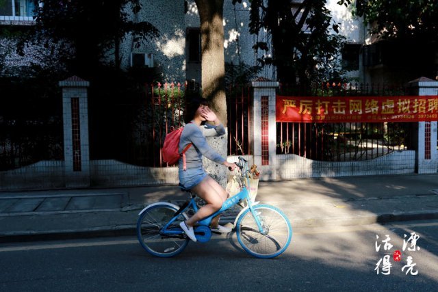 平时丹丹就宅在清远的房子里,她小时候很想拥有一双轮滑鞋,因家里原因没能实现。她后来在车站看到有卖就买了一双,现在有空就在空旷的客厅自己滑着玩。